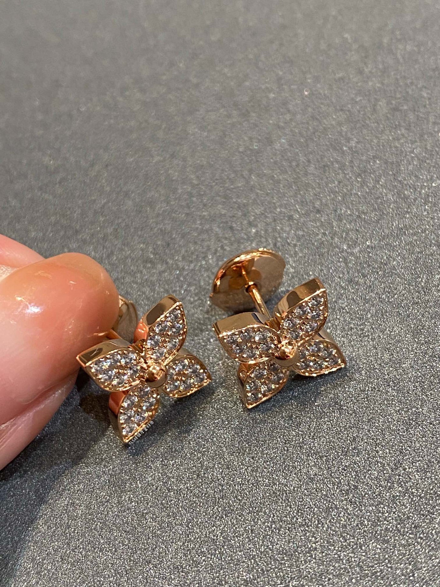 Mysitc STAR DIAMOND EARRINGS