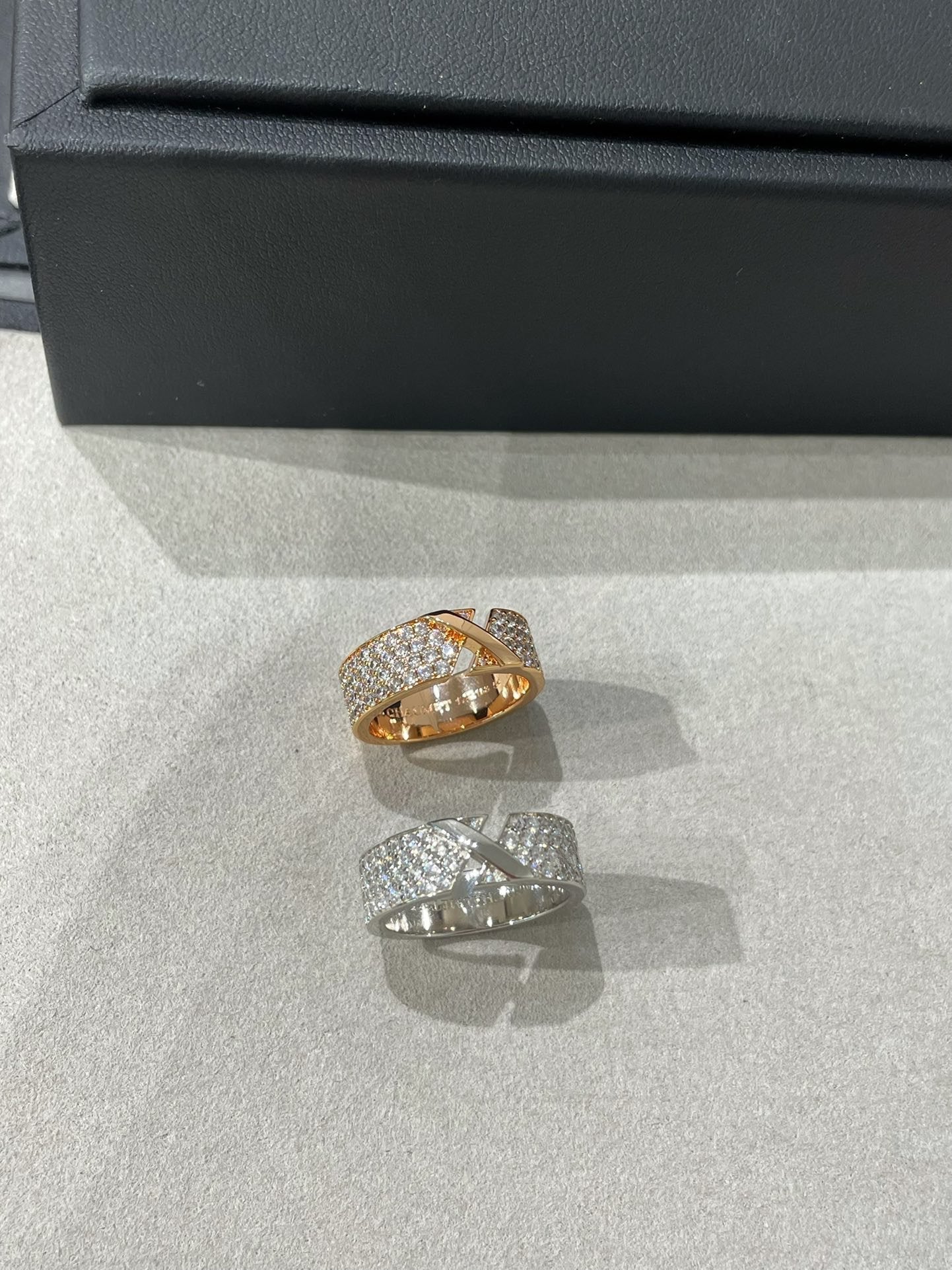Mysitc LIENS EVIDENCE  DIAMOND PAVED RING