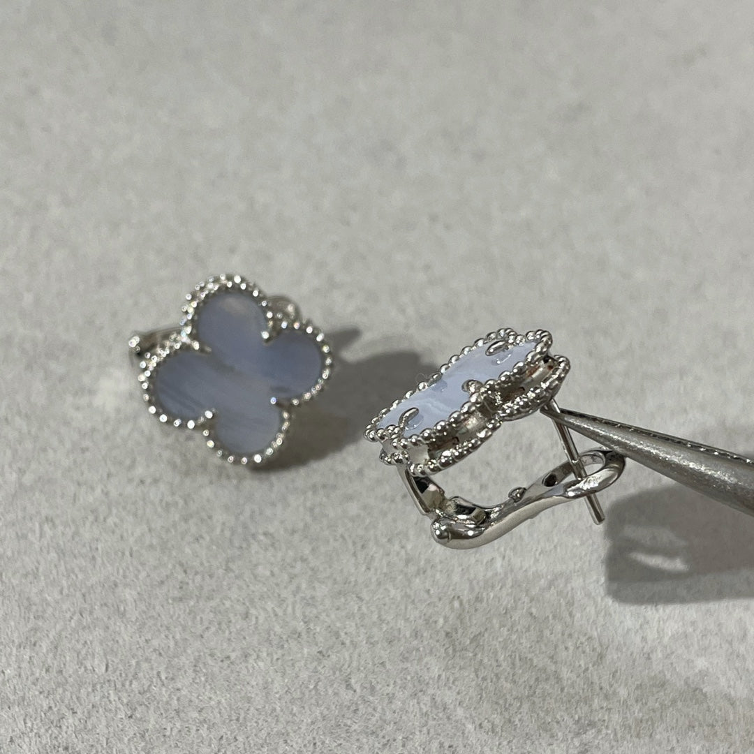 ミスティッククローバーカルセドニーシルバースタッドピアス