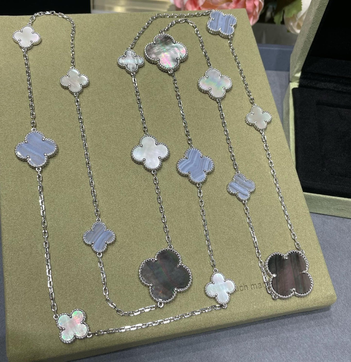 Mystic CLOVER 16モチーフ カルセドニー マザーオブパール シルバーネックレス