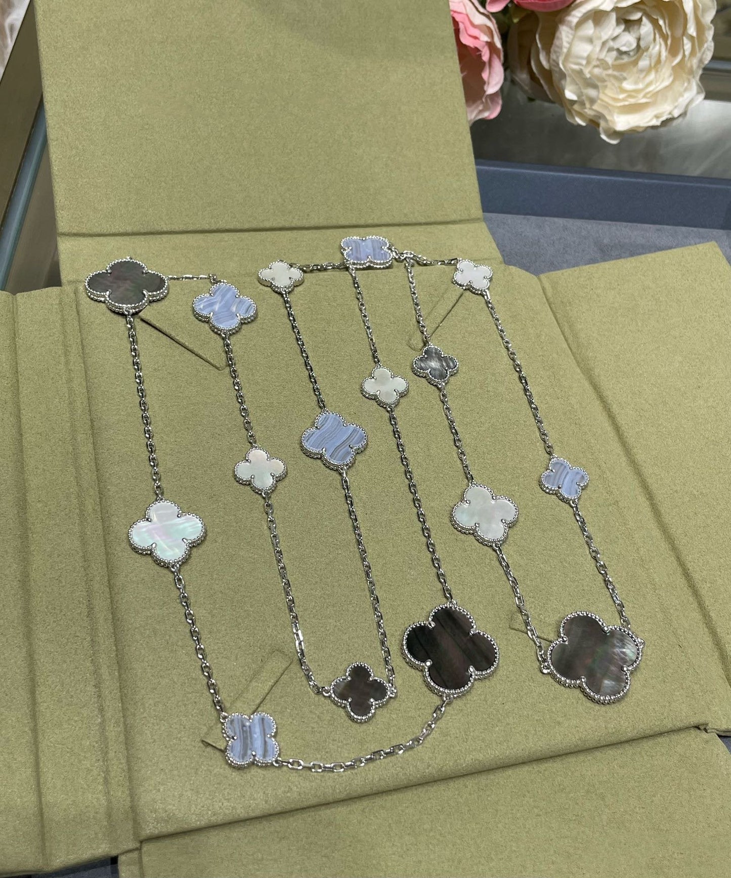 Mystic CLOVER 16モチーフ カルセドニー マザーオブパール シルバーネックレス