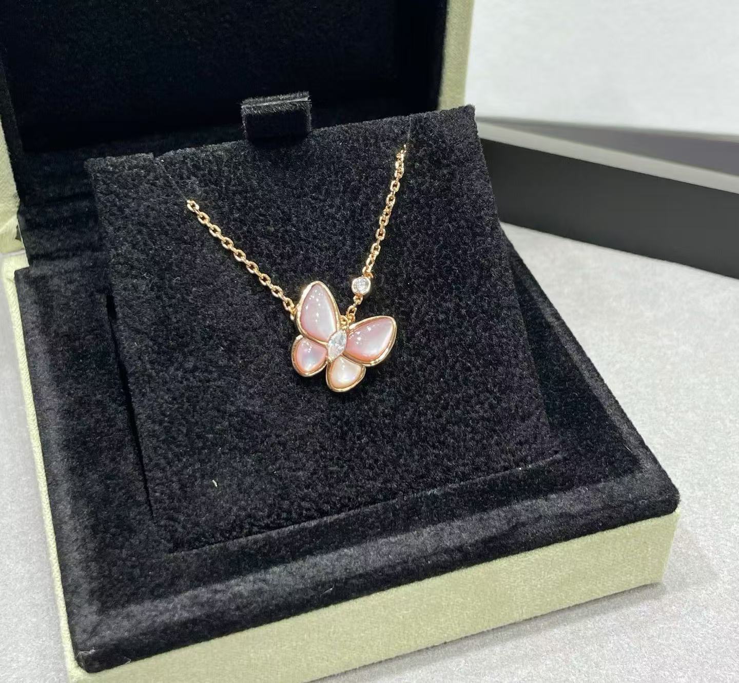 [Mysitc ] BUTTERFLY PINK MOTHER-OF-PEARL DIAMOND NECKLACE