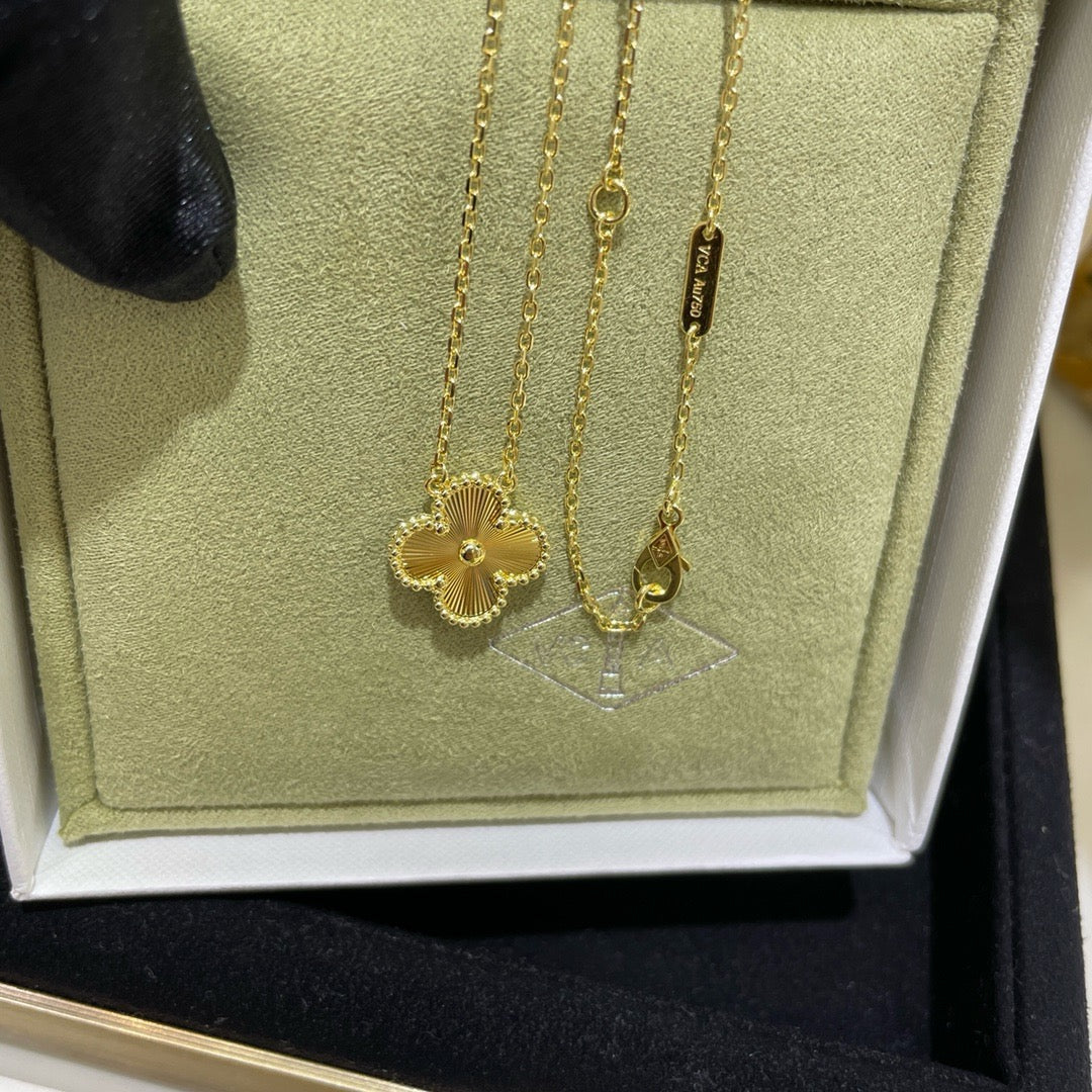 Mysitc CLOVER 15MM LASER NECKLACE