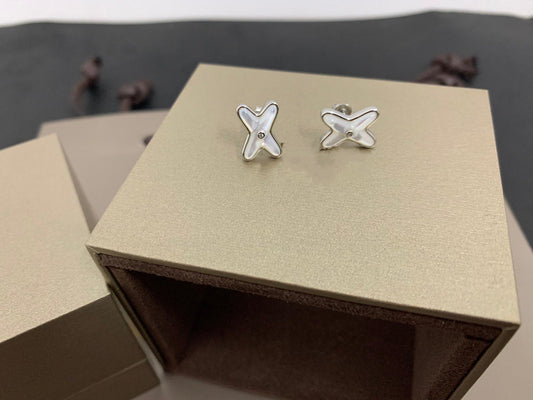 Mysitc JEUX DE WHITE MOP SILVER DIAMOND EARRINGS